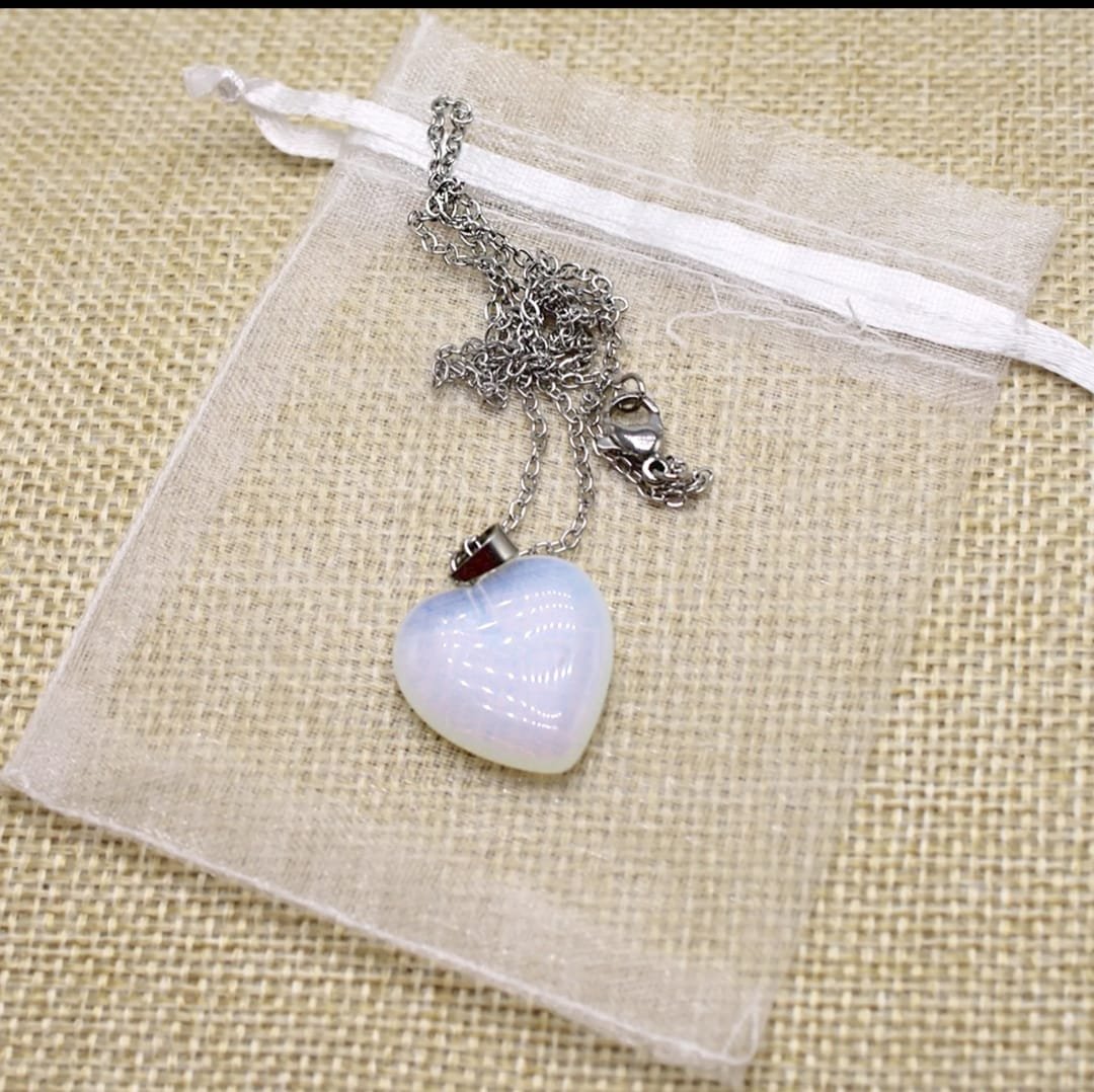 Collar corazón piedra luna