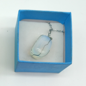 Collar con dije piedra luna