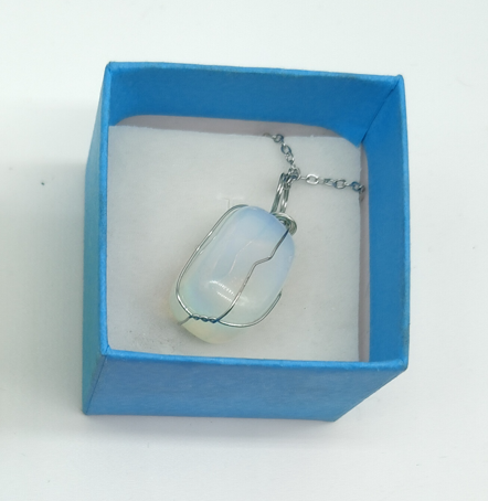 Collar con dije piedra luna