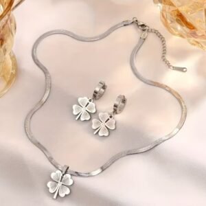 Conjunto collar y aretes Trébol