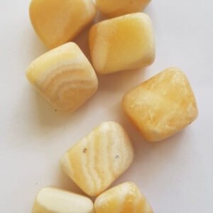 Calcita teñido de amarillo