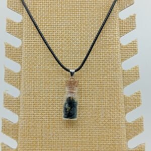 Collar de obsidiana en frasco de vidrio