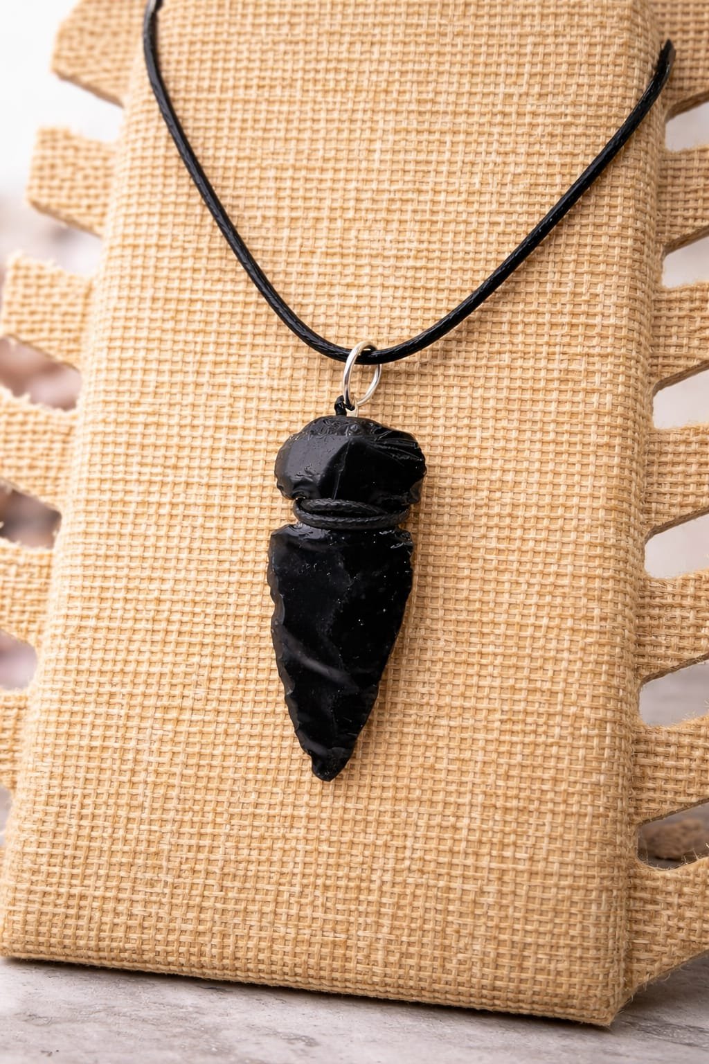Collar obsidiana rustica hacha