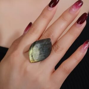 Anillo de labradorita