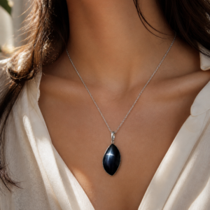 Collar de obsidiana en forma de hoja